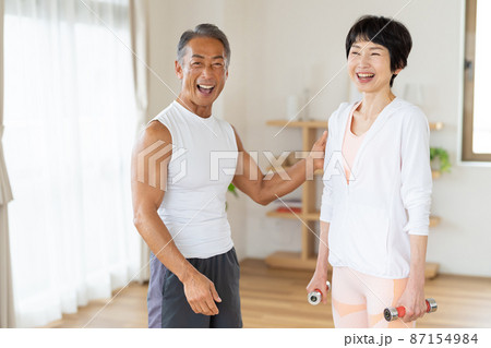 筋トレをするシニアカップル 筋トレをするシニアカップル 87154984