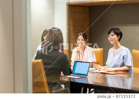 打ち合わせをする医者と看護士の女性　撮影協力：WEEK芝大門(サンフロンティア不動産) 87155372