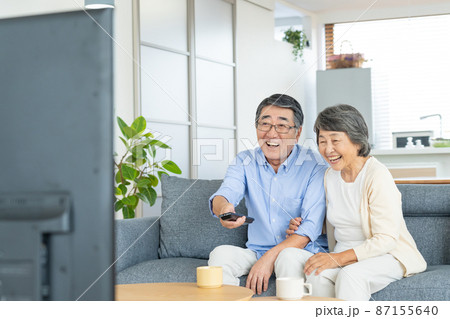 テレビを見るシニアカップル 87155640