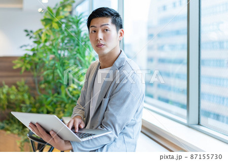 オフィスで仕事する若い男性　撮影協力：WEEK芝大門(サンフロンティア不動産) 87155730