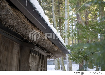 藁葺き屋根に積もった雪と氷柱 藁葺き屋根に積もった雪と氷柱 87155747