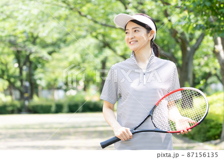 テニスをするミドルの女性 87156135