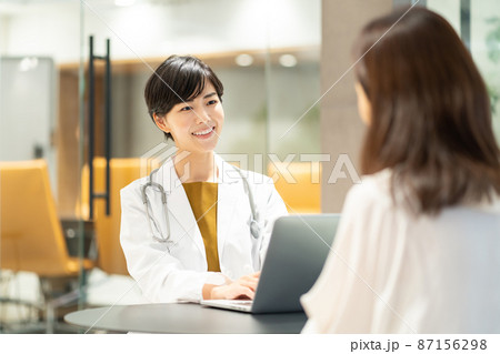 診察する女医と患者の女性 撮影協力:WEEK芝大門(サンフロンティア不動産) 診察する女医と患者の女性 撮影協力:WEEK芝大門(サンフロンティア不動産) 87156298