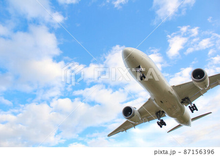 青空を飛行する旅客機「大阪空港」 青空を飛行する旅客機「大阪空港」 87156396