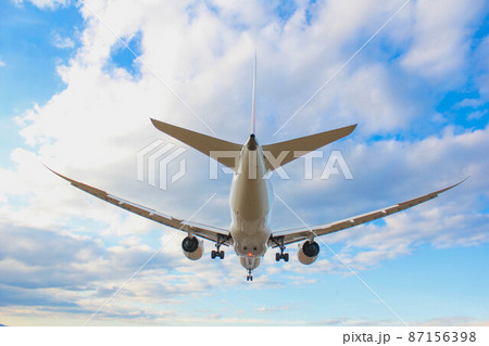 青空を飛行する旅客機「大阪空港」 青空を飛行する旅客機「大阪空港」 87156398