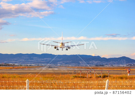 青空を飛行する旅客機「大阪空港」 87156402