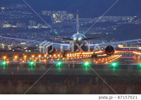 《大阪府》航空機・大阪国際空港 87157021