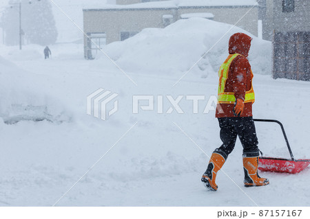 冬に雪寄せ作業をしている男性 スノーダンプ 冬に雪寄せ作業をしている男性 スノーダンプ 87157167