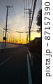 都会の夕焼けと道路 87157390