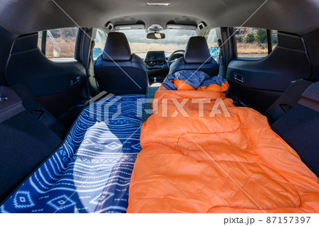車内に寝袋を敷いて車中泊 87157397