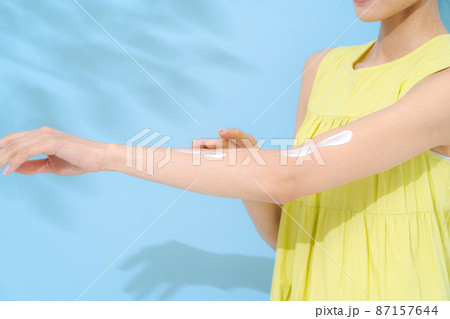 腕　スキンケア　パーツカット　水色背景 87157644