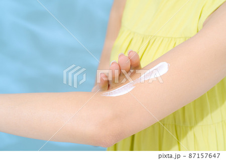 腕　スキンケア　パーツカット　水色背景 87157647