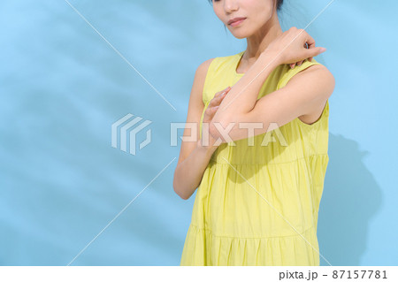 肘のスキンケア　水色背景 87157781