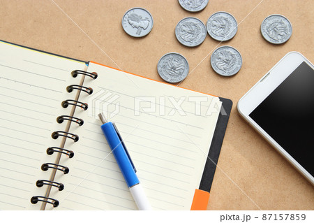 金融リテラシー　ノートとスマホ　米ドル　外国為替 87157859