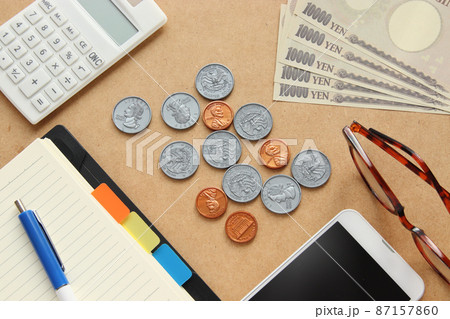 外国為替　米ドルと円　スマホ　海外取引　金融リテラシー 87157860