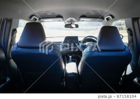 黒色でシックな内装の車内 黒色でシックな内装の車内 87158104