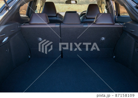 車のリアのラゲッジスペース 車のリアのラゲッジスペース 87158109