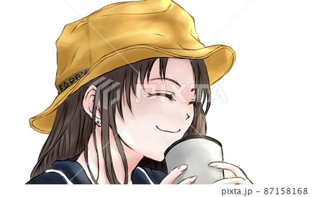 キャンプで飲み物を飲みながらニコニコしている女性　背景なし 87158168