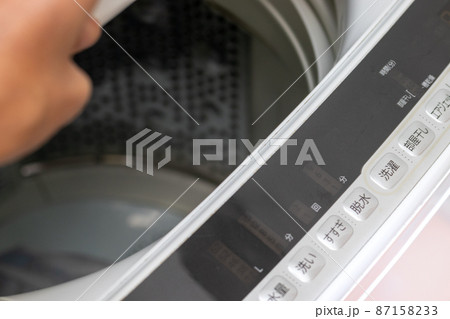 洗濯機の蓋を開ける 87158233
