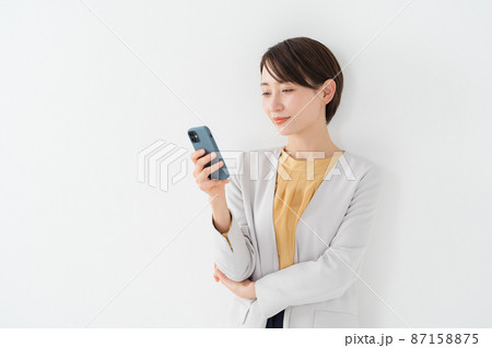 スマートフォンを持つ女性 スマートフォンを持つ女性 87158875