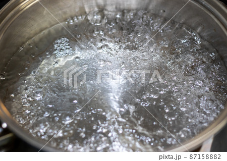金属鍋の中で沸騰する水 金属鍋の中で沸騰する水 87158882