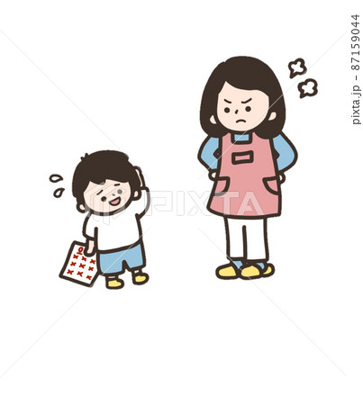 テストを持つ男の子と怒るお母さん 87159044