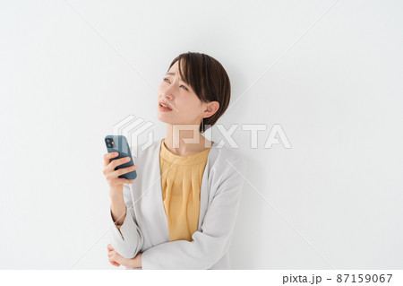 スマートフォンを持つ女性 87159067