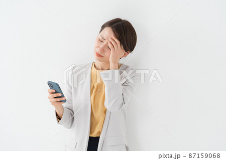 スマートフォンを持つ女性 87159068