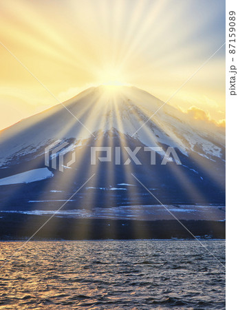 富士山と太陽光線合成 87159089