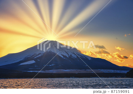富士山と太陽光線合成 87159091