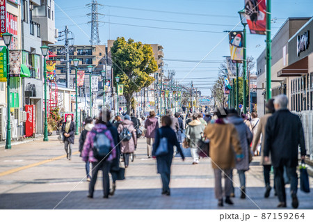 日本の大和市都市景観 コロナ禍の大和駅前シリウス広場。多くの高齢者で溢れている＝2月21日 87159264