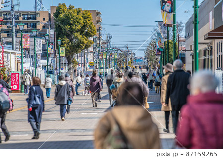 日本の大和市都市景観 コロナ禍の大和駅前シリウス広場。多くの高齢者で溢れている＝2月21日 87159265