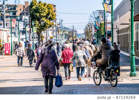 日本の大和市都市景観 コロナ禍の大和駅前シリウス広場。多くの高齢者で溢れている=2月21日 日本の大和市都市景観 コロナ禍の大和駅前シリウス広場。多くの高齢者で溢れている=2月21日 87159269