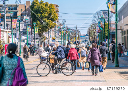 日本の大和市都市景観 コロナ禍の大和駅前シリウス広場。多くの高齢者で溢れている=2月21日 日本の大和市都市景観 コロナ禍の大和駅前シリウス広場。多くの高齢者で溢れている=2月21日 87159270