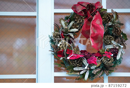 窓に飾られたクリスマスリース 窓に飾られたクリスマスリース 87159272