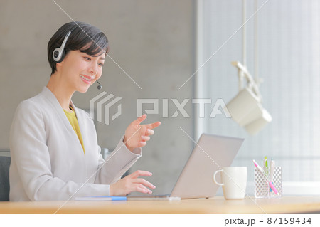 オンラインミーティング_どうぞ話して下さいと伝えるビジネスウーマン1 オンラインミーティング_どうぞ話して下さいと伝えるビジネスウーマン1 87159434