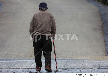 老人の散歩 老人の散歩 87159805