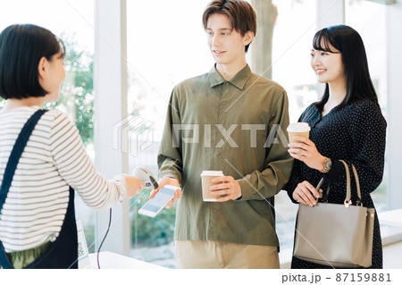 スマホ決済をするカップル 87159881