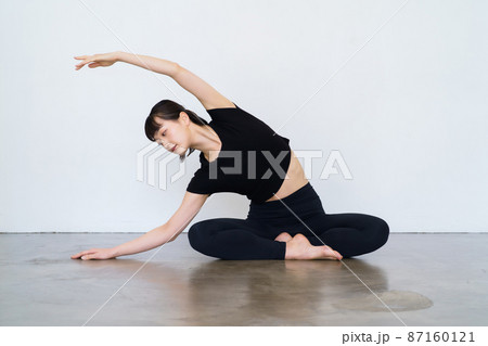 ヨガ・柔軟運動をする女性 ヨガ・柔軟運動をする女性 87160121