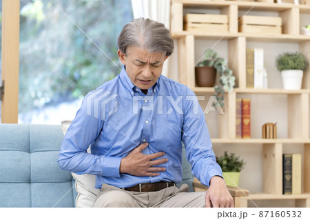 腹痛のミドル男性　 87160532