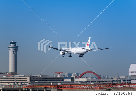 【浮島町公園からA滑走路に着陸するJAL機と管制塔】 【浮島町公園からA滑走路に着陸するJAL機と管制塔】 87160563