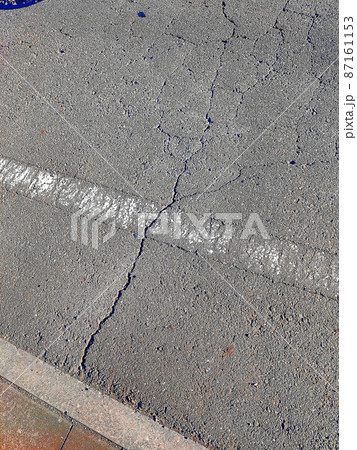 アスファルトに入るひび割れ 87161153