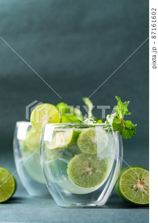 Green lime juice soda with mint leaf, Fresh drink in summer season Green lime juice soda with mint leaf, Fresh drink in summer season 87161602