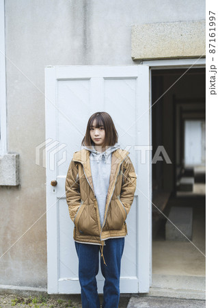 観光地を散策する女性 観光地を散策する女性 87161997