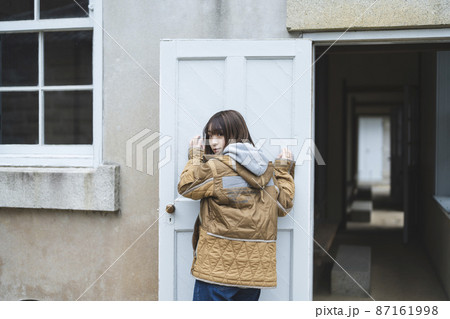 観光地を散策する女性 87161998