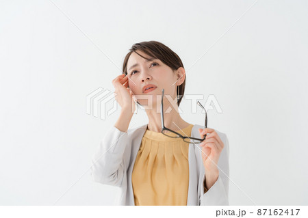 メガネを持つ女性 87162417