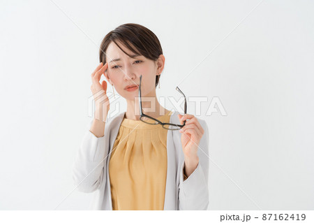 メガネを持つ女性 メガネを持つ女性 87162419