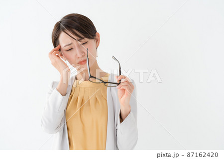 メガネを持つ女性 87162420