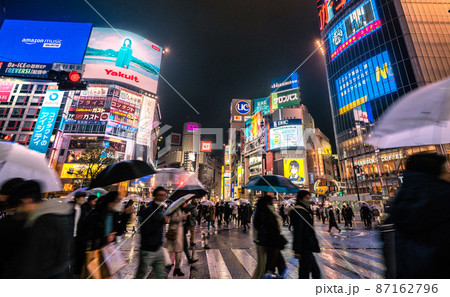 日本の東京都市景観 BA.2市中感染…重床使用率33.7%…。重症者や死者増加…。雨の渋谷=19日 日本の東京都市景観 BA.2市中感染…重床使用率33.7%…。重症者や死者増加…。雨の渋谷=19日 87162796
