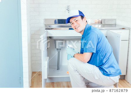 シンクを掃除する作業着の男性 シンクを掃除する作業着の男性 87162879